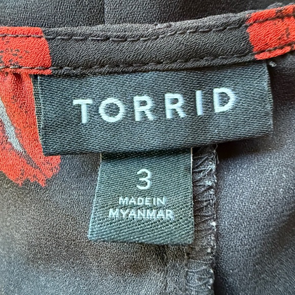 Torrid Plus Size 3X Black & Red Lips Georgette Cold Shoulder Blouse - Picture 10 of 12